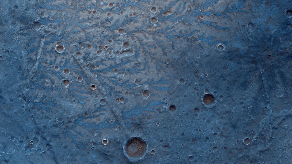 Imagens em cores falsas são usadas por cientistas para enriquecer suas descobertas. Fonte: ESA/ROSCOSMOS/CASSIS.