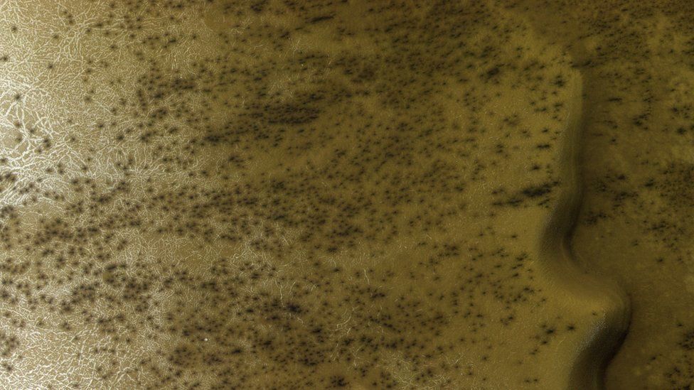 Os recursos de alta resolução do CaSSIS significam que a equipe pode documentar minerais e depósitos de gelo na superfície de Marte. Fonte: ESA/ROSCOSMOS/CASSIS.