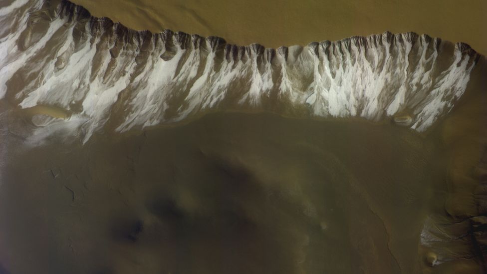 No inverno, o dióxido de carbono da atmosfera congela na superfície das áreas de alta latitude de Marte. Fonte: ESA/ROSCOSMOS/CASSIS.